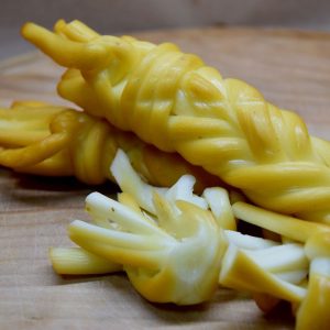 Az örmény szálas sajtként is emlegetett Chechil egy hagyományos örmény sajt